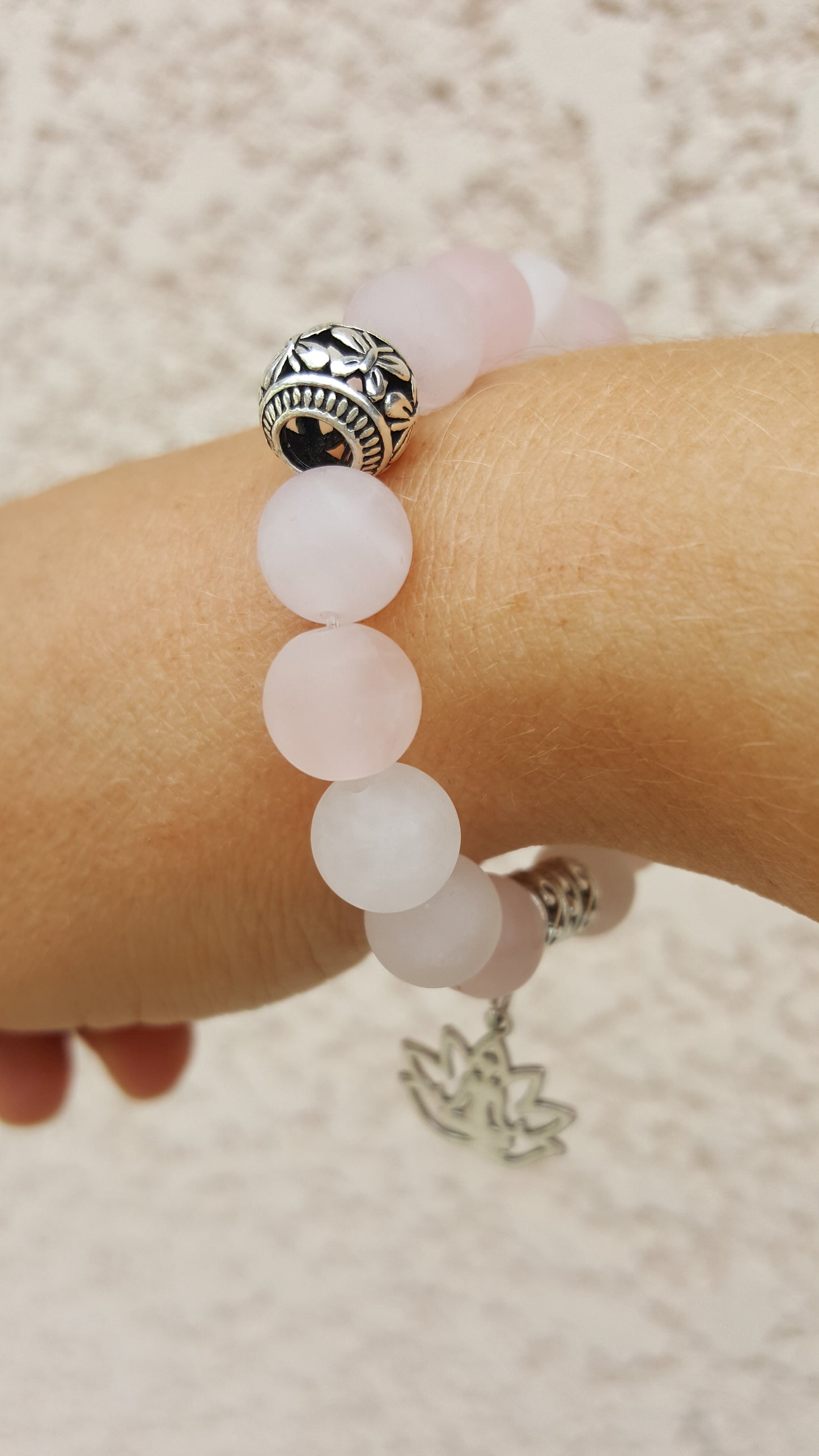 Bracelet quartz rose mat, charm lotus yoga, pierre de gemme, pouvoir des pierres