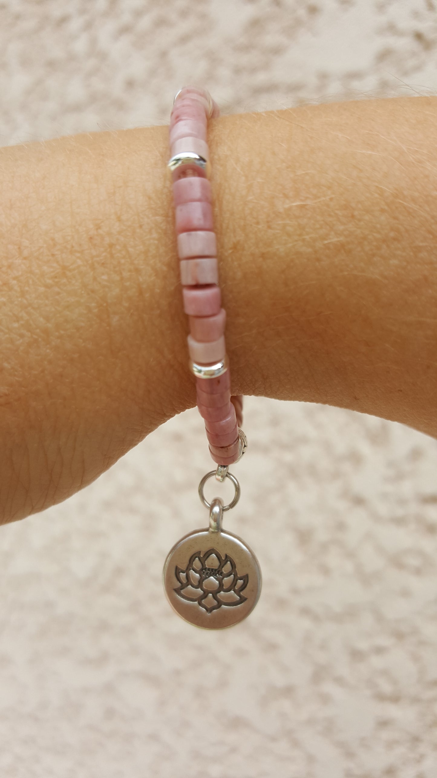 Bracelet heishi, rhodonite et charm lotus, pierre de gemme, pouvoir des pierres