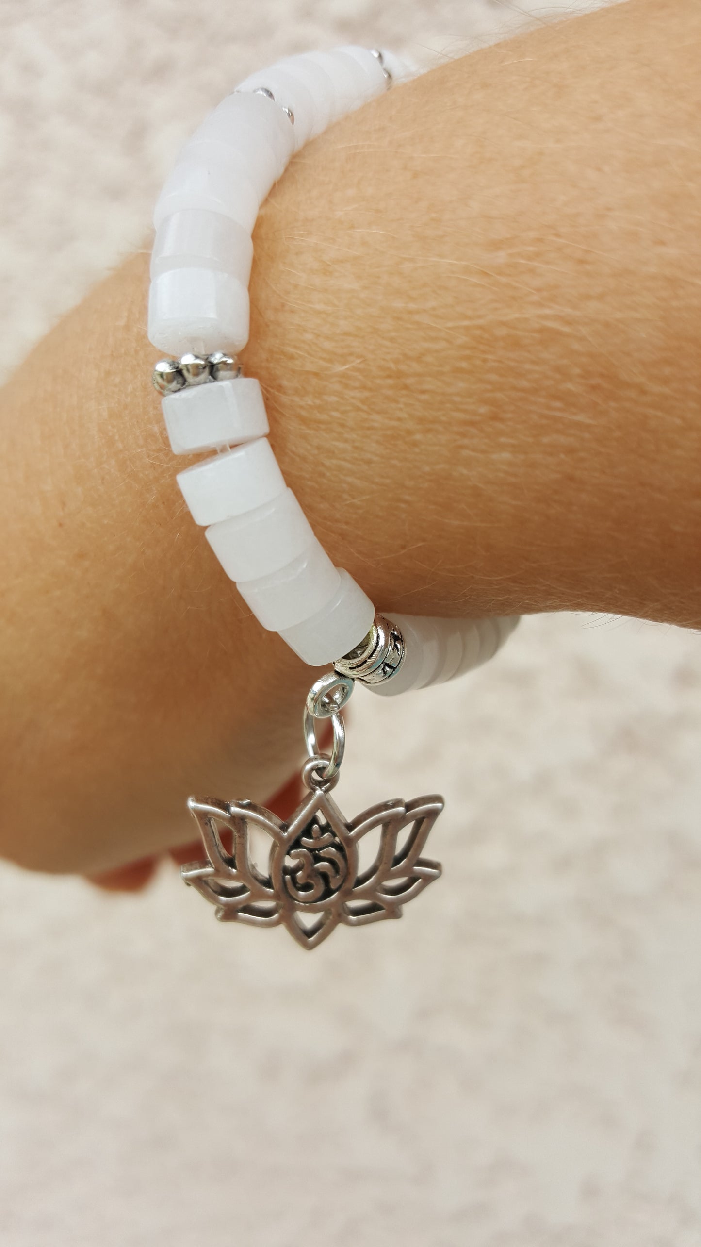 bracelet heishis, jade blanc, charm lotus et ohm/aum, pierre de gemme, pouvoir des pierres