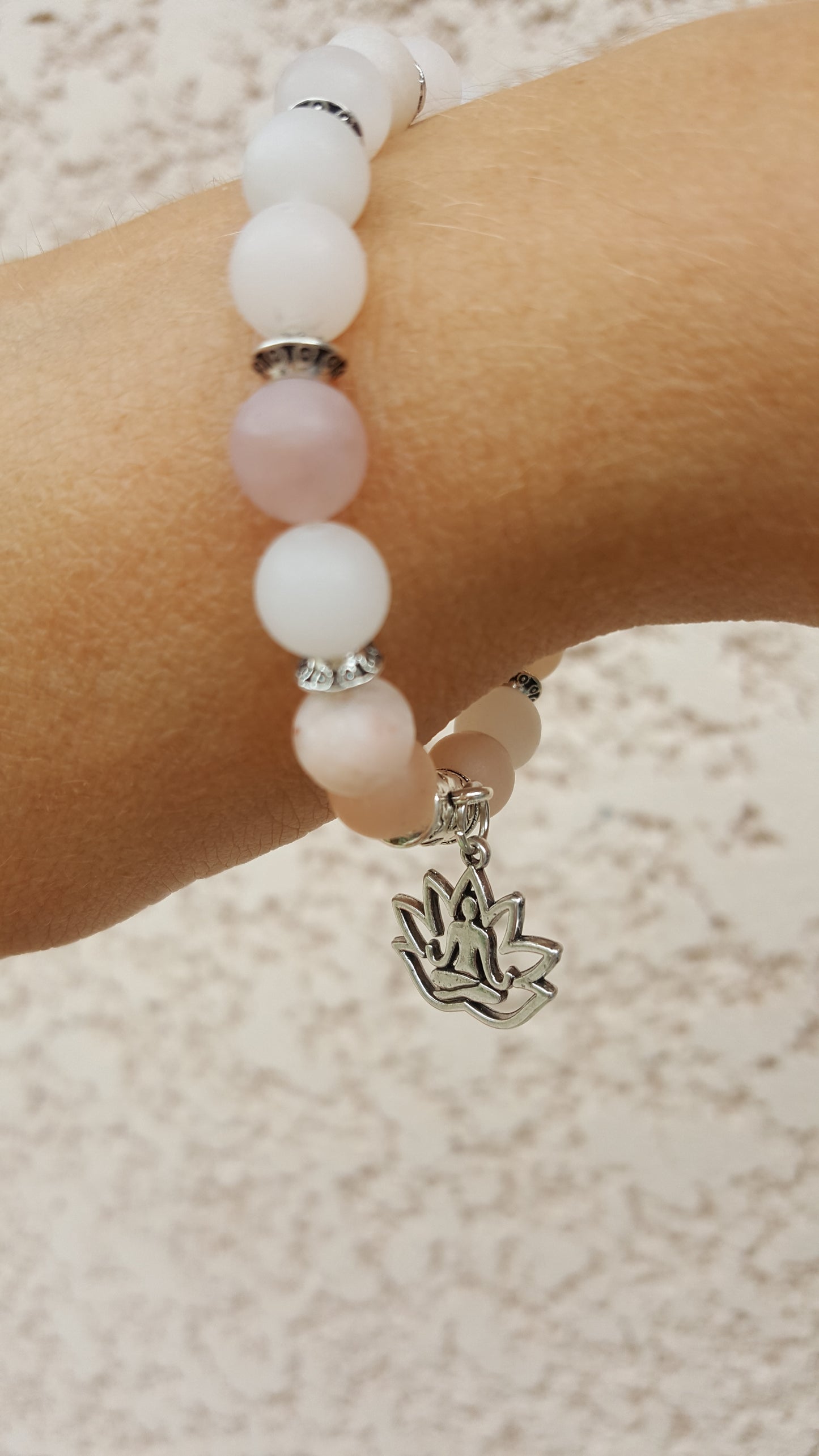 bracelet aventurine orange mat, charm lotus et yoga, pierre de gemme, pouvoir des pierres