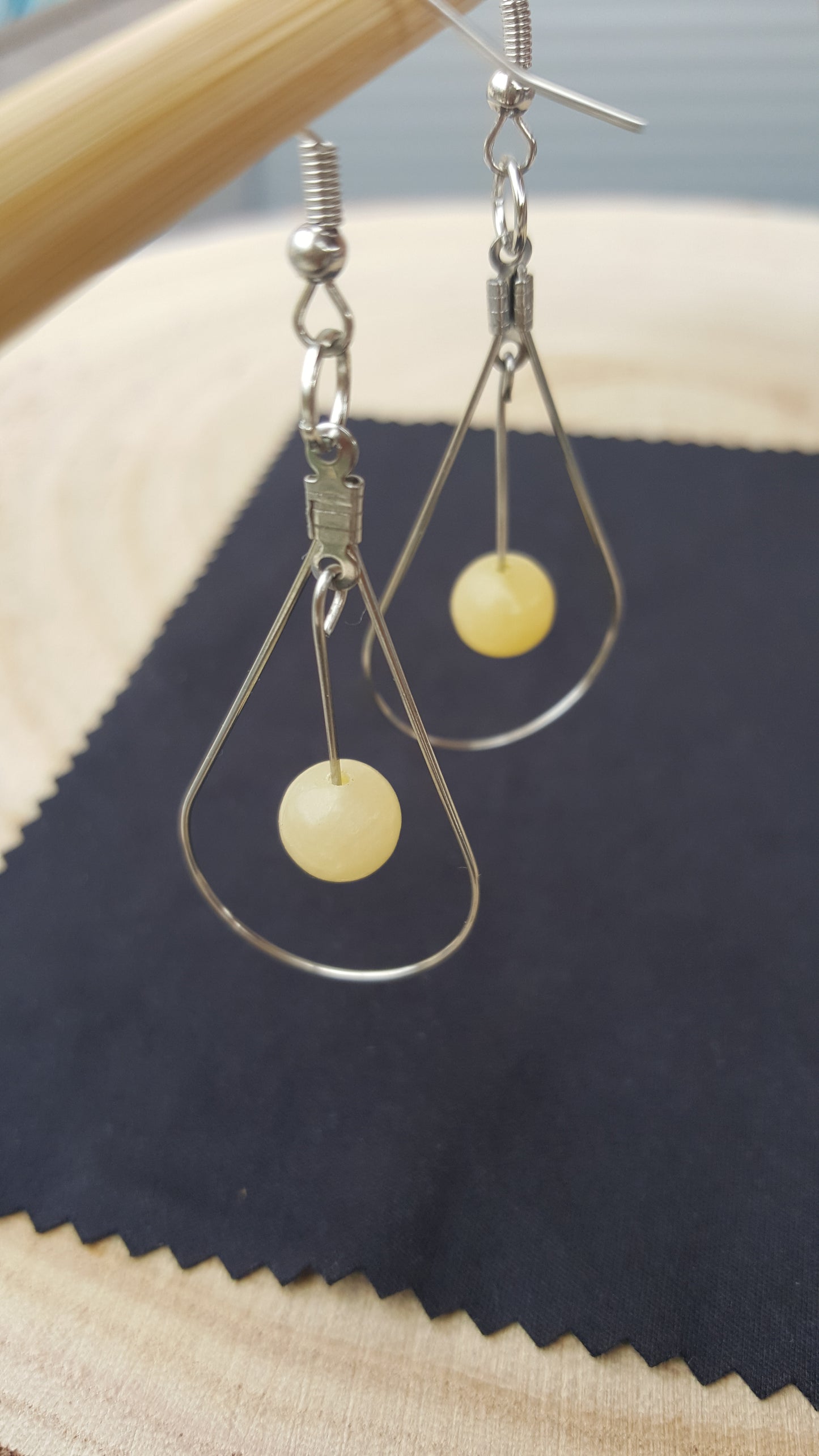 Boucles d'oreilles, jade jaune, pierre de gemme, pouvoir des pierres