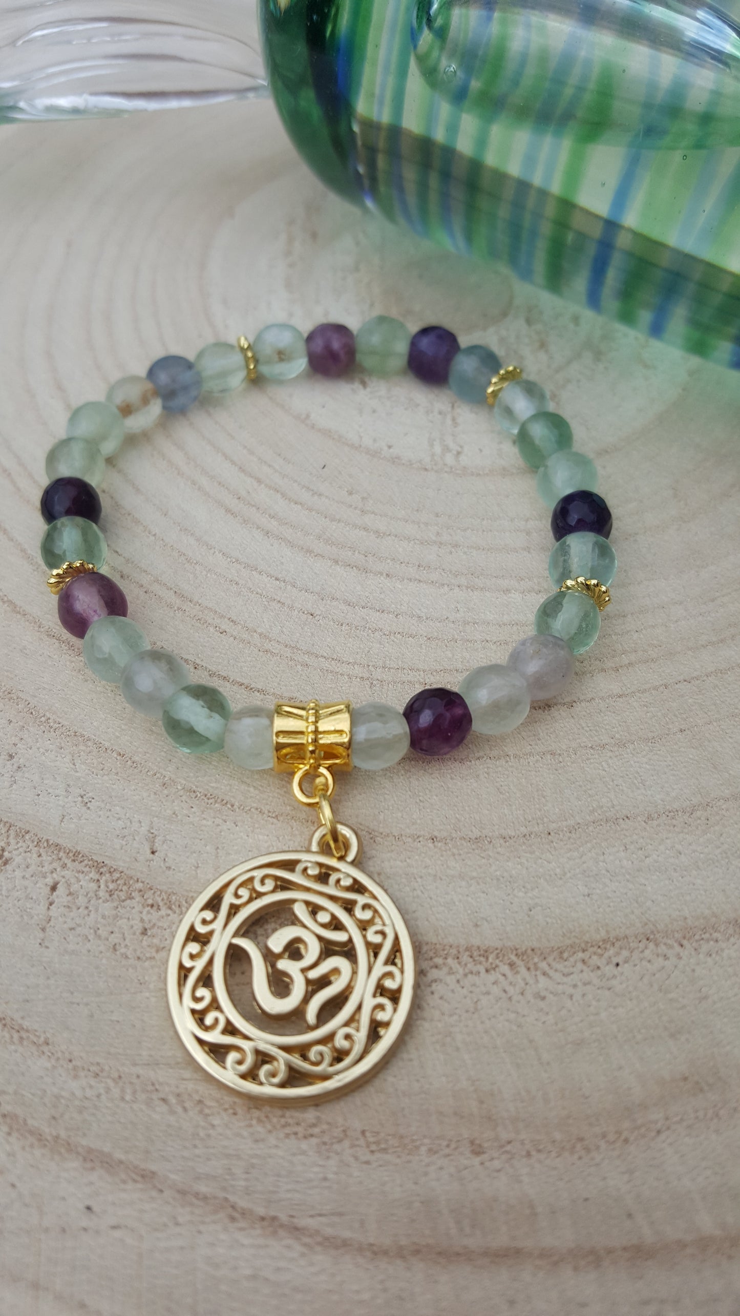 Bracelet facettes fluorite arc en ciel, charme ohm/Aum, pierre de gemme, pouvoir des pierres