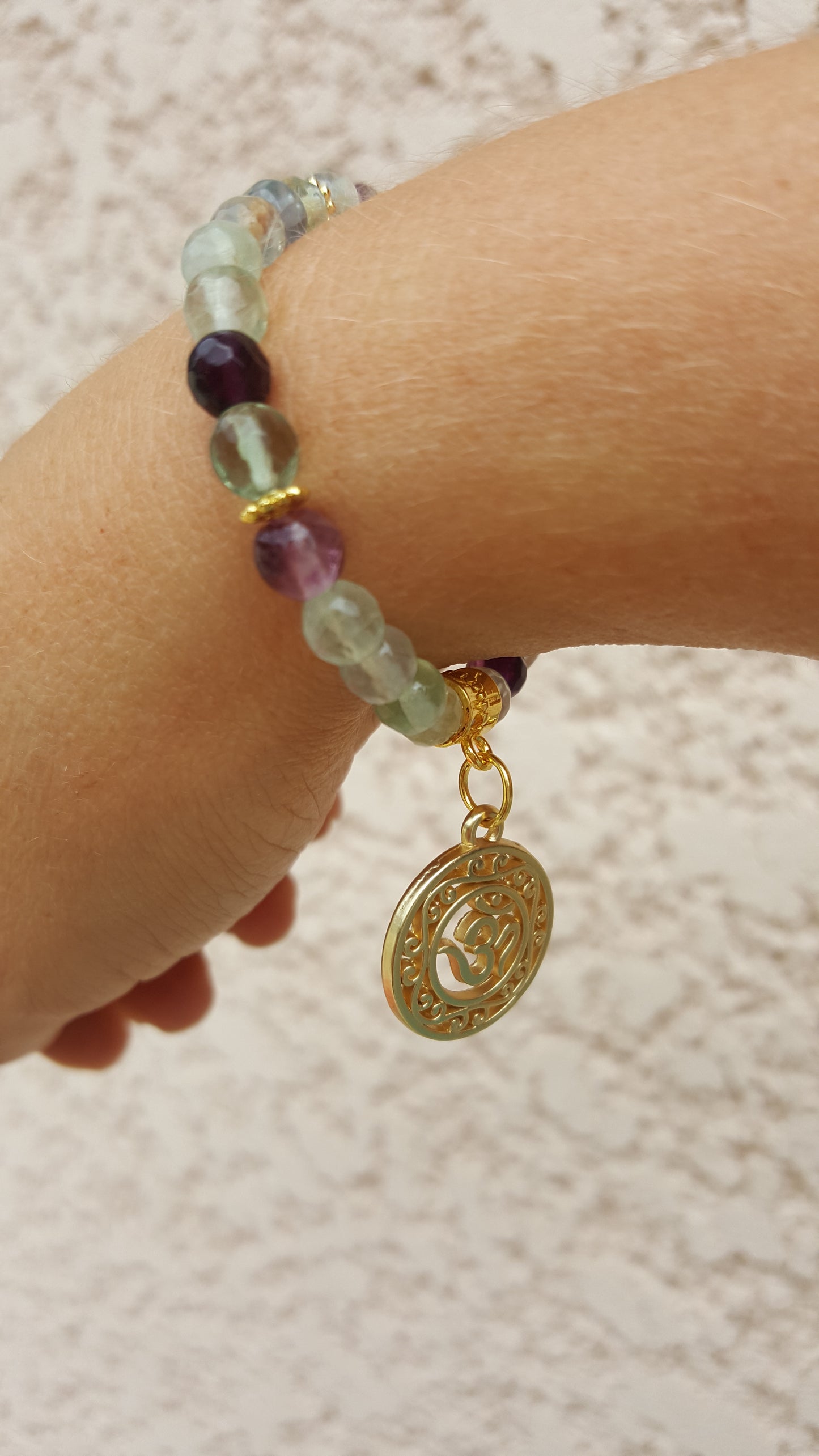 Bracelet facettes fluorite arc en ciel, charme ohm/Aum, pierre de gemme, pouvoir des pierres