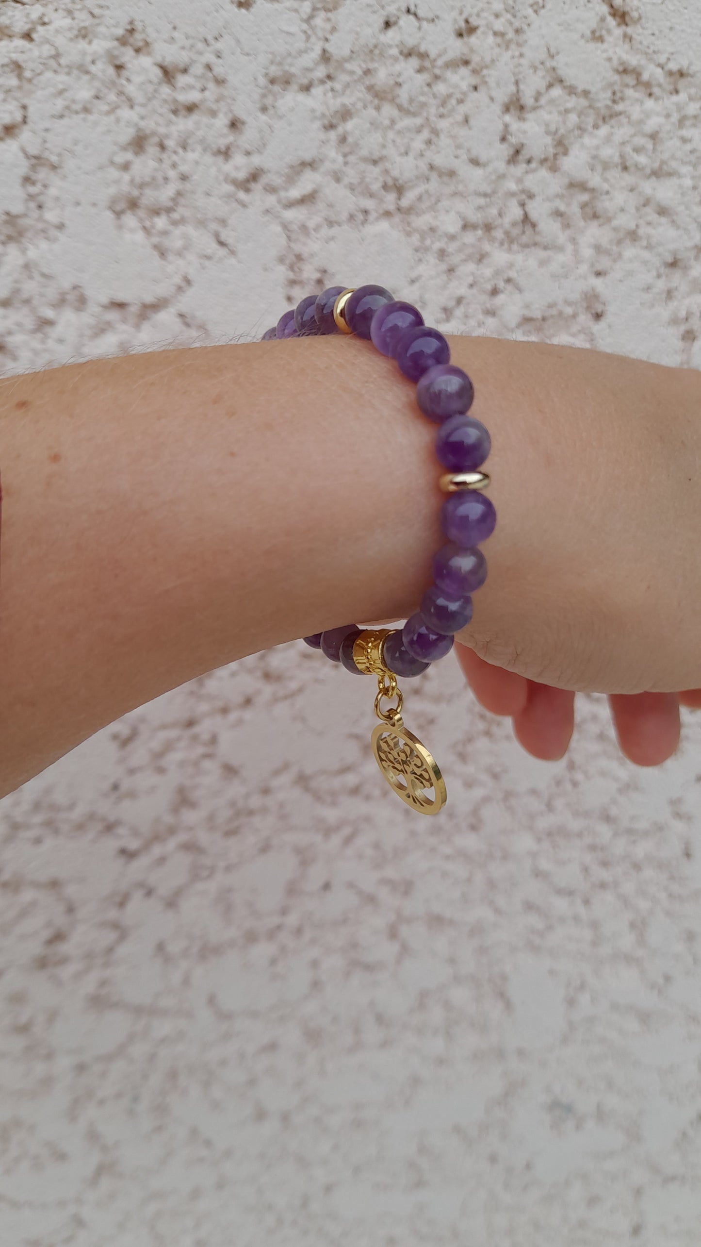 Bracelet améthyste chevron, pierre de gemme et charm arbre de vie pouvoir des pierres