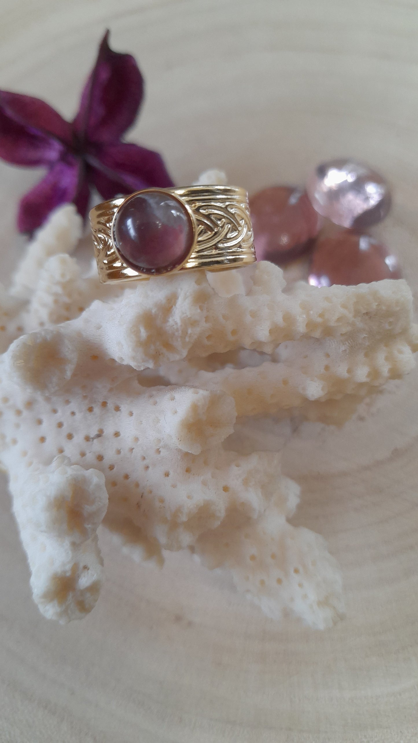 Bague cabochon, améthyste, pouvoir des pierres, pierre de gemme