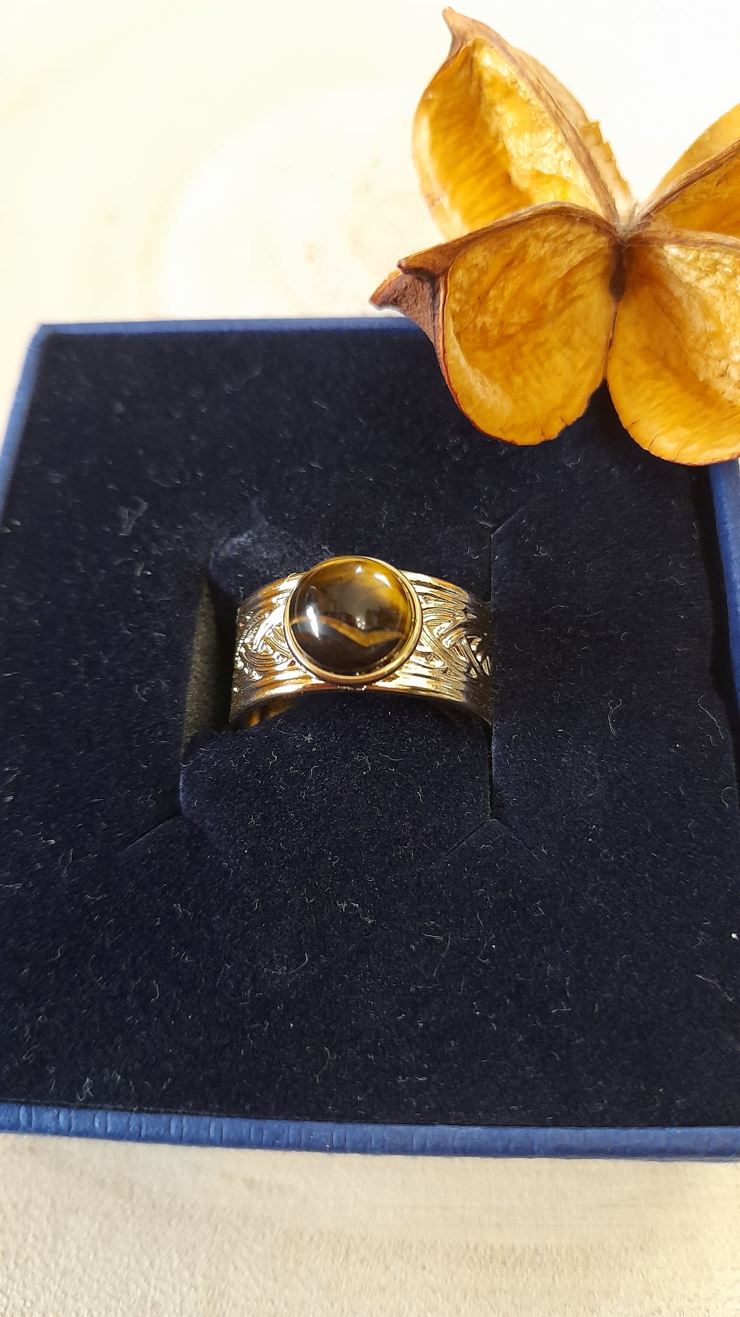 Bague cabochon oeil de tigre, pouvoir des pierres, pierre de gemme