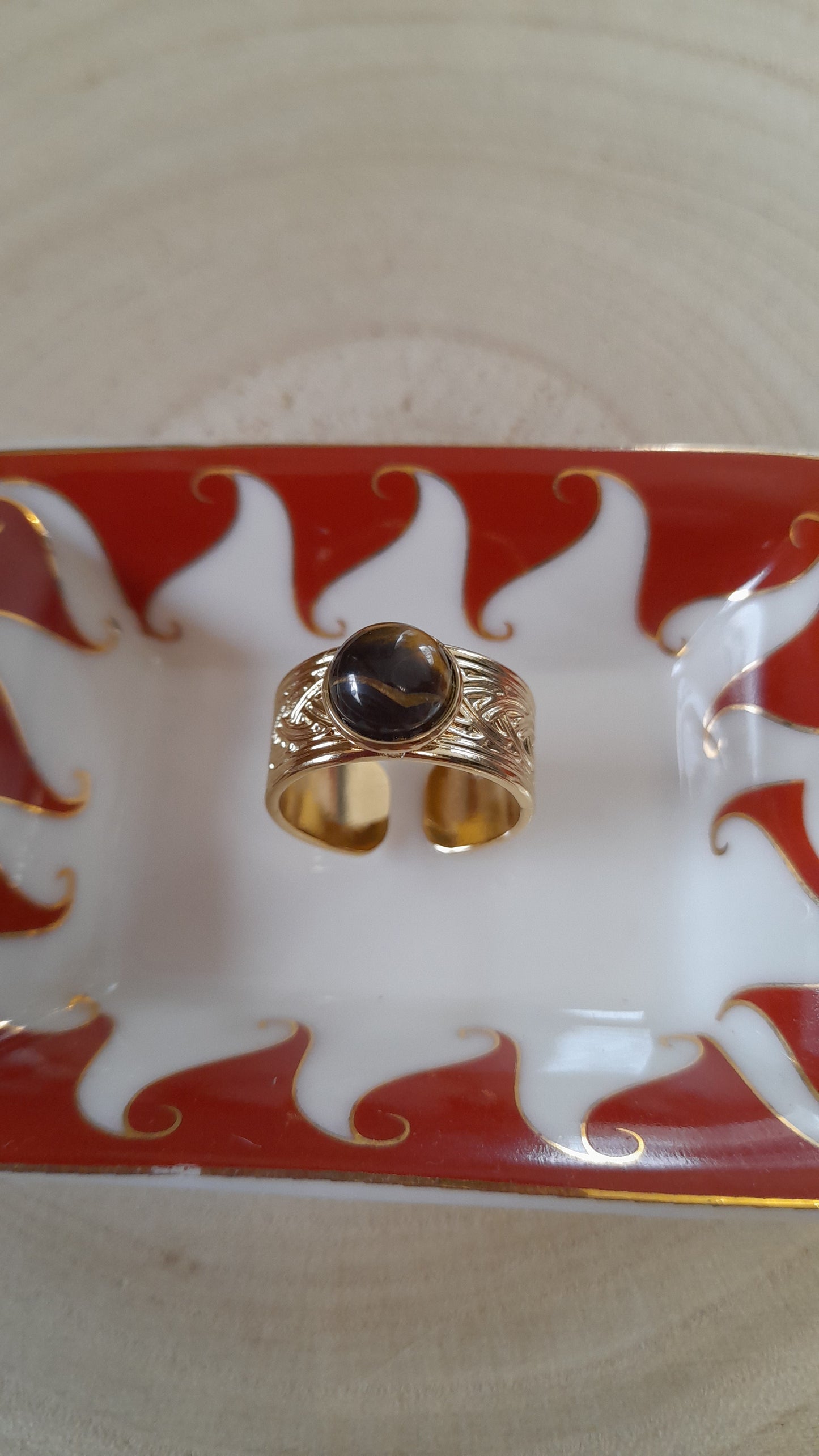 Bague cabochon oeil de tigre, pouvoir des pierres, pierre de gemme