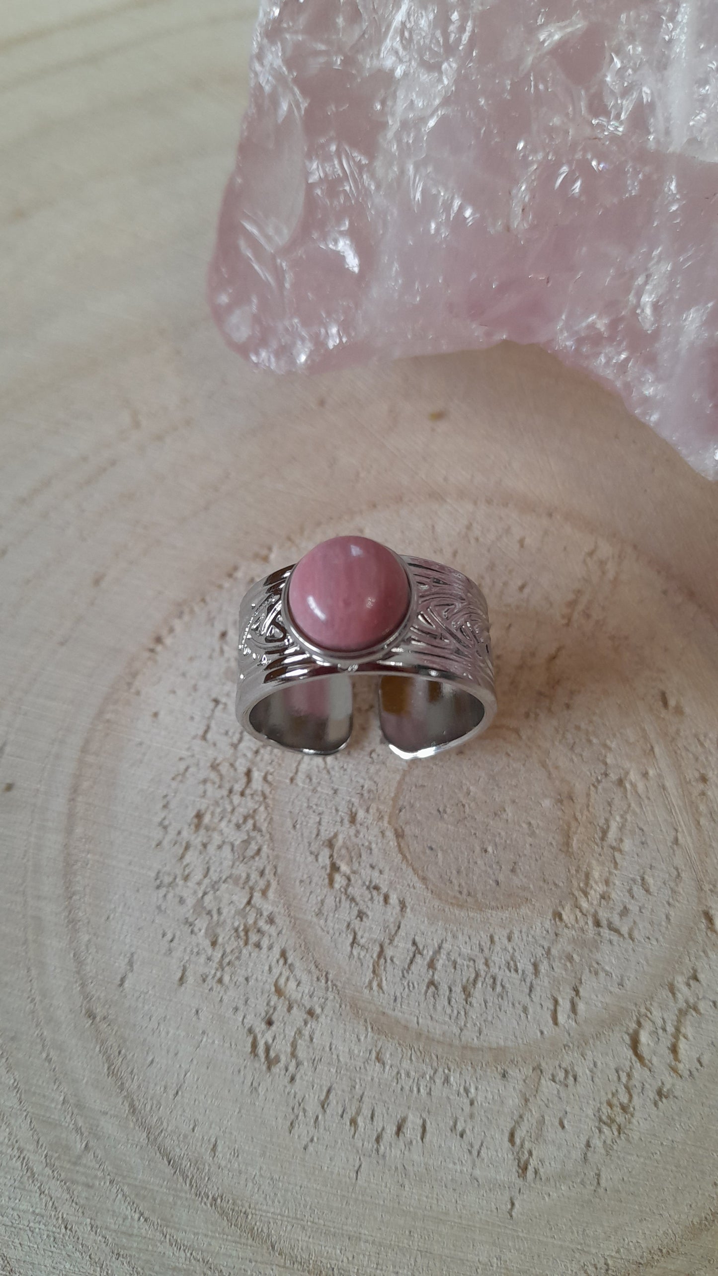 Bague cabochon rhodonite, pierre de gemme, pouvoir des pierres