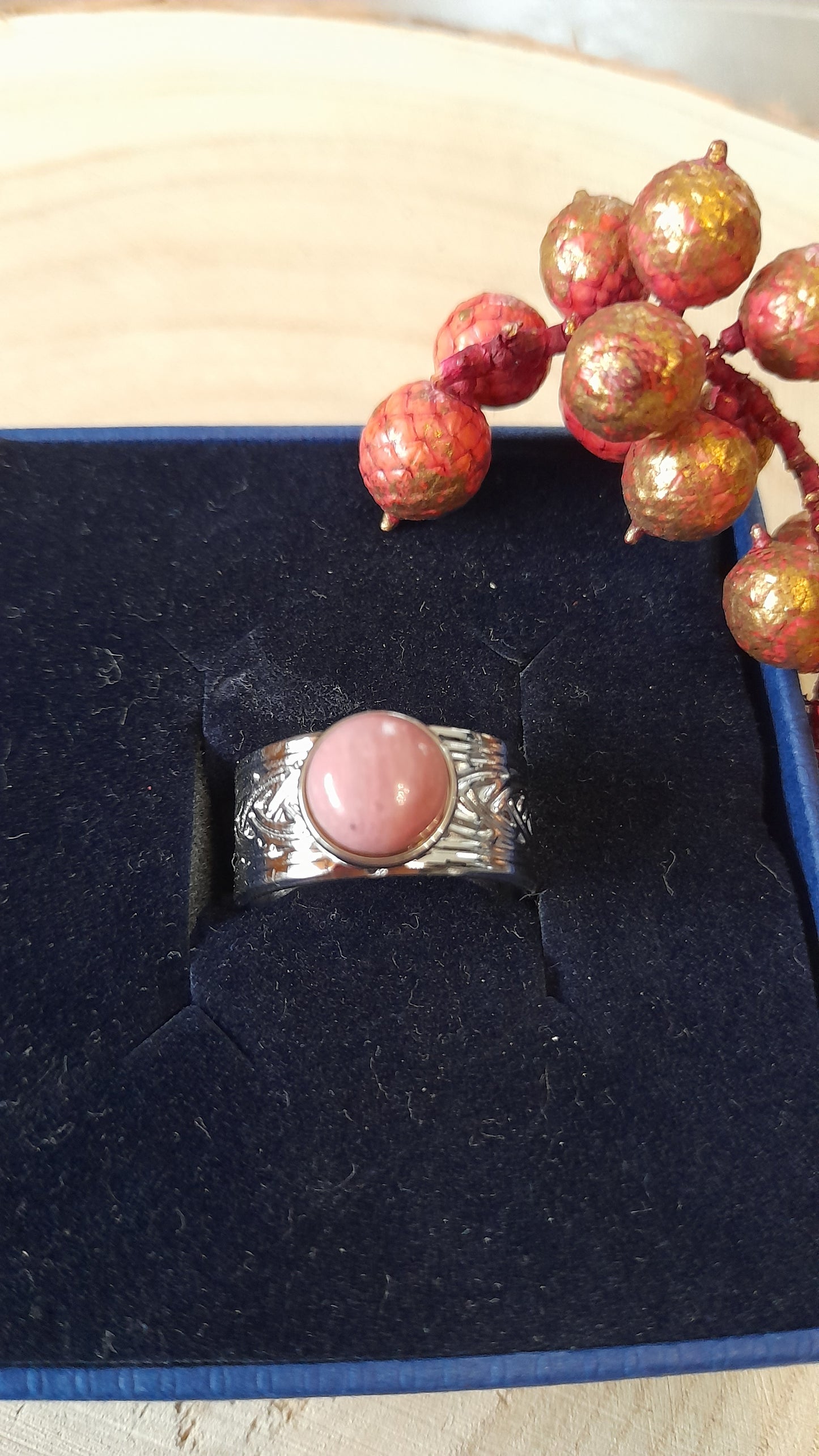 Bague cabochon rhodonite, pierre de gemme, pouvoir des pierres