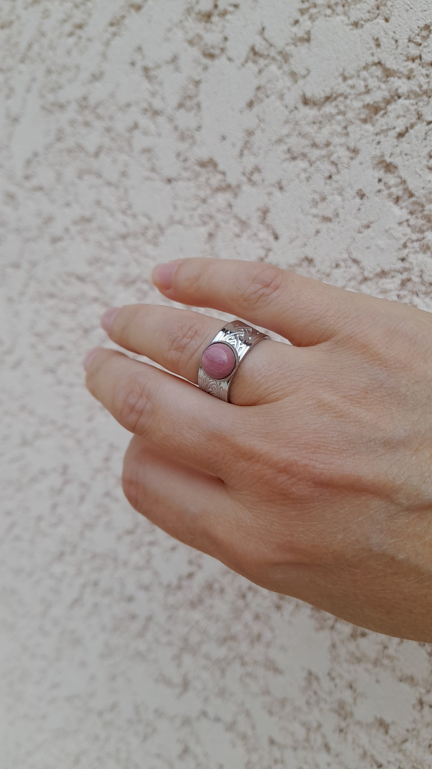 Bague cabochon rhodonite, pierre de gemme, pouvoir des pierres