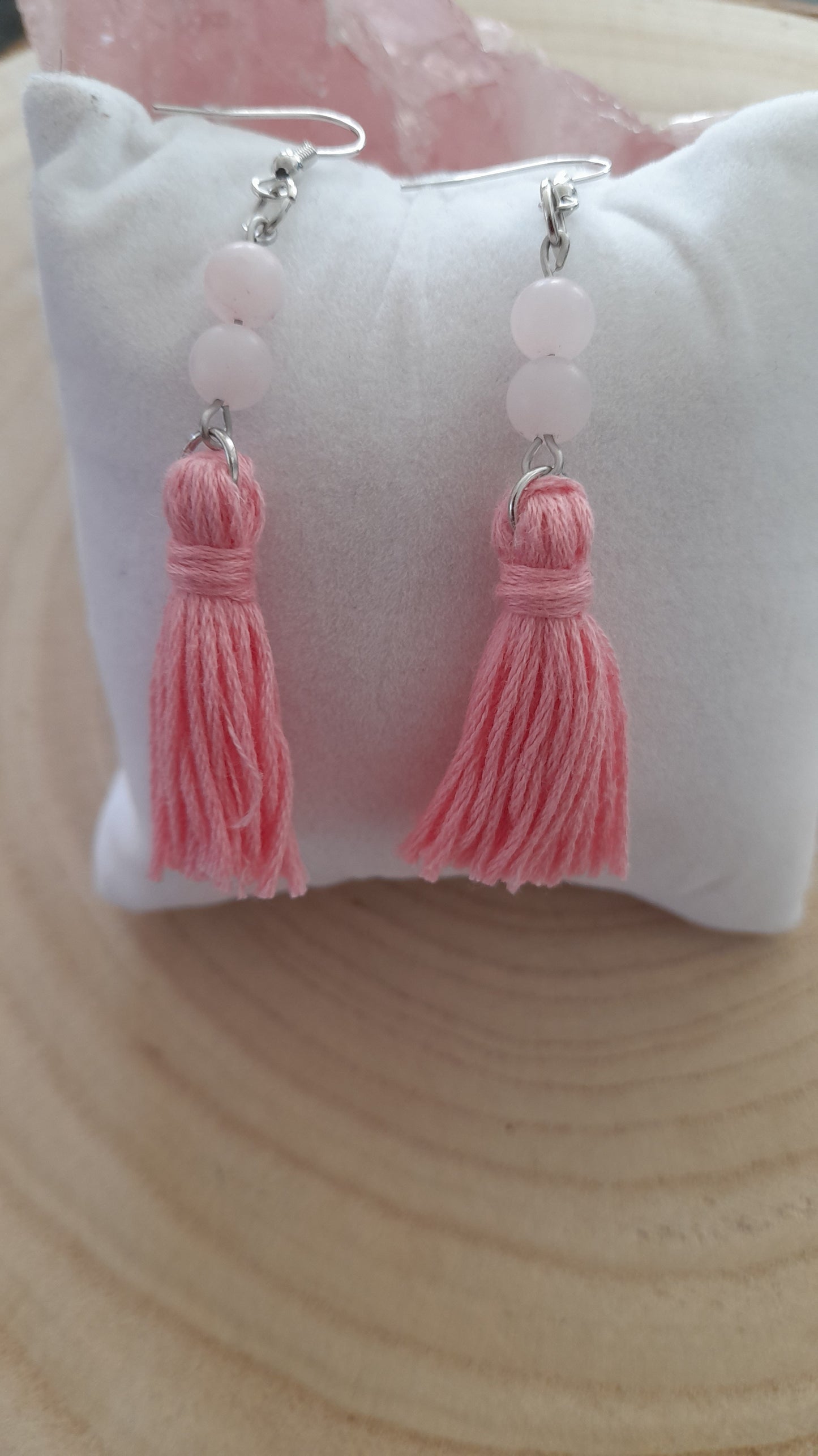 boucles d'oreilles quartz rose, pompons, pouvoir des pierres, pierre de gemme