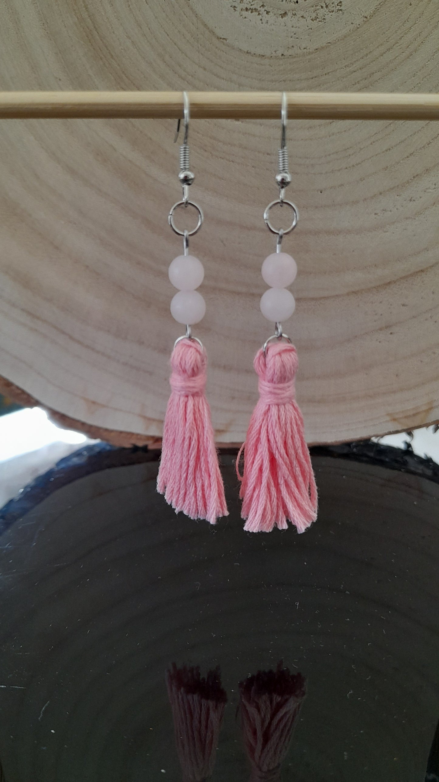 boucles d'oreilles quartz rose, pompons, pouvoir des pierres, pierre de gemme