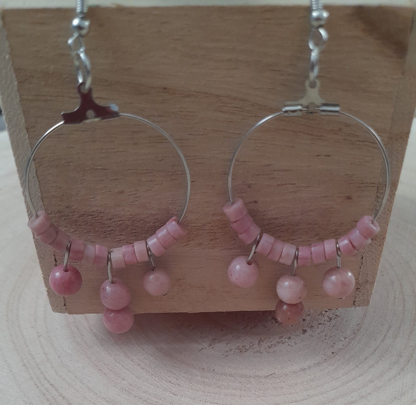 Boucles d'oreilles créoles, rhodonite, pouvoir des pierres, pierre de gemme