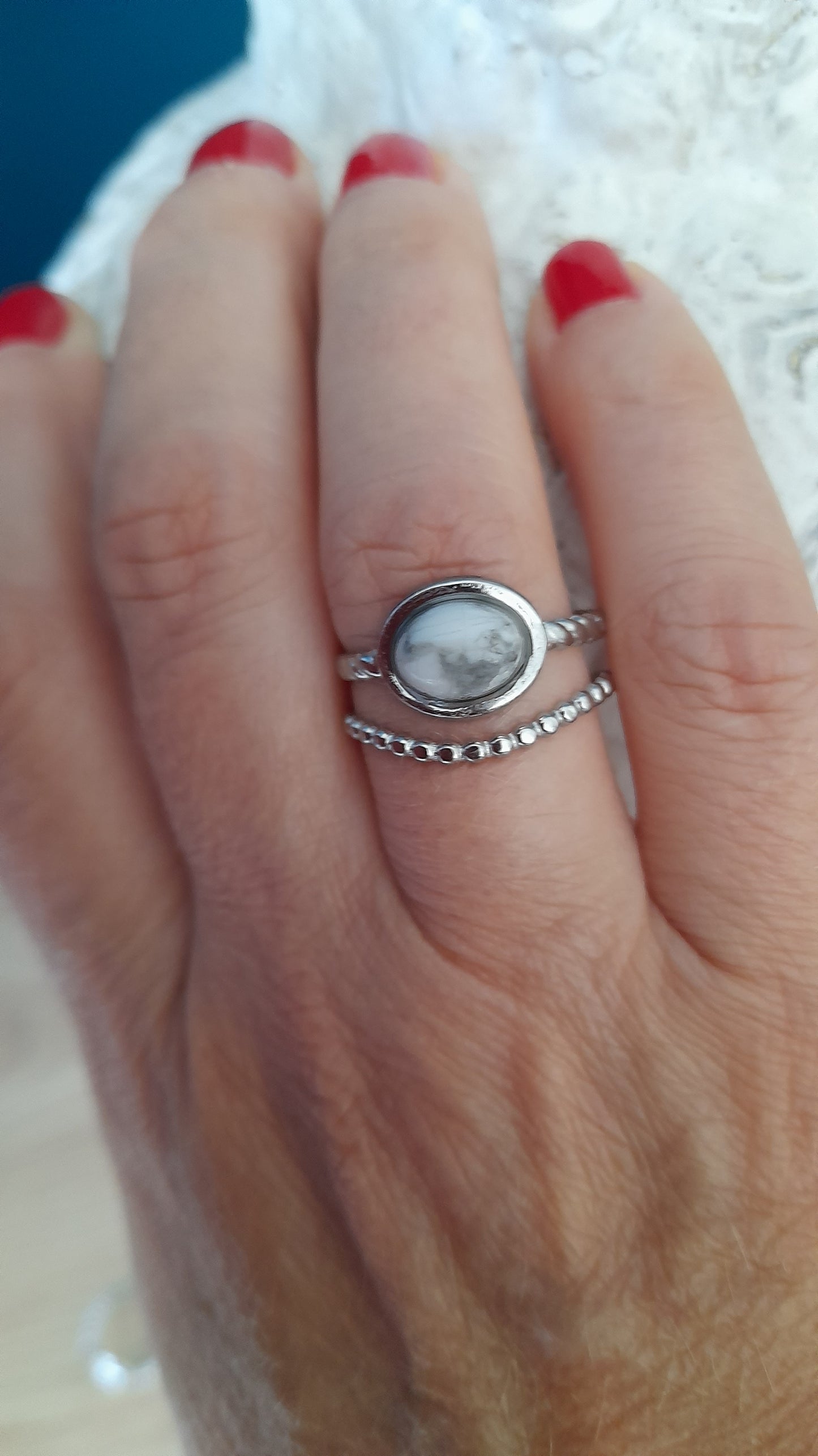 Bague ovale manchette howlite, pouvoir des pierres