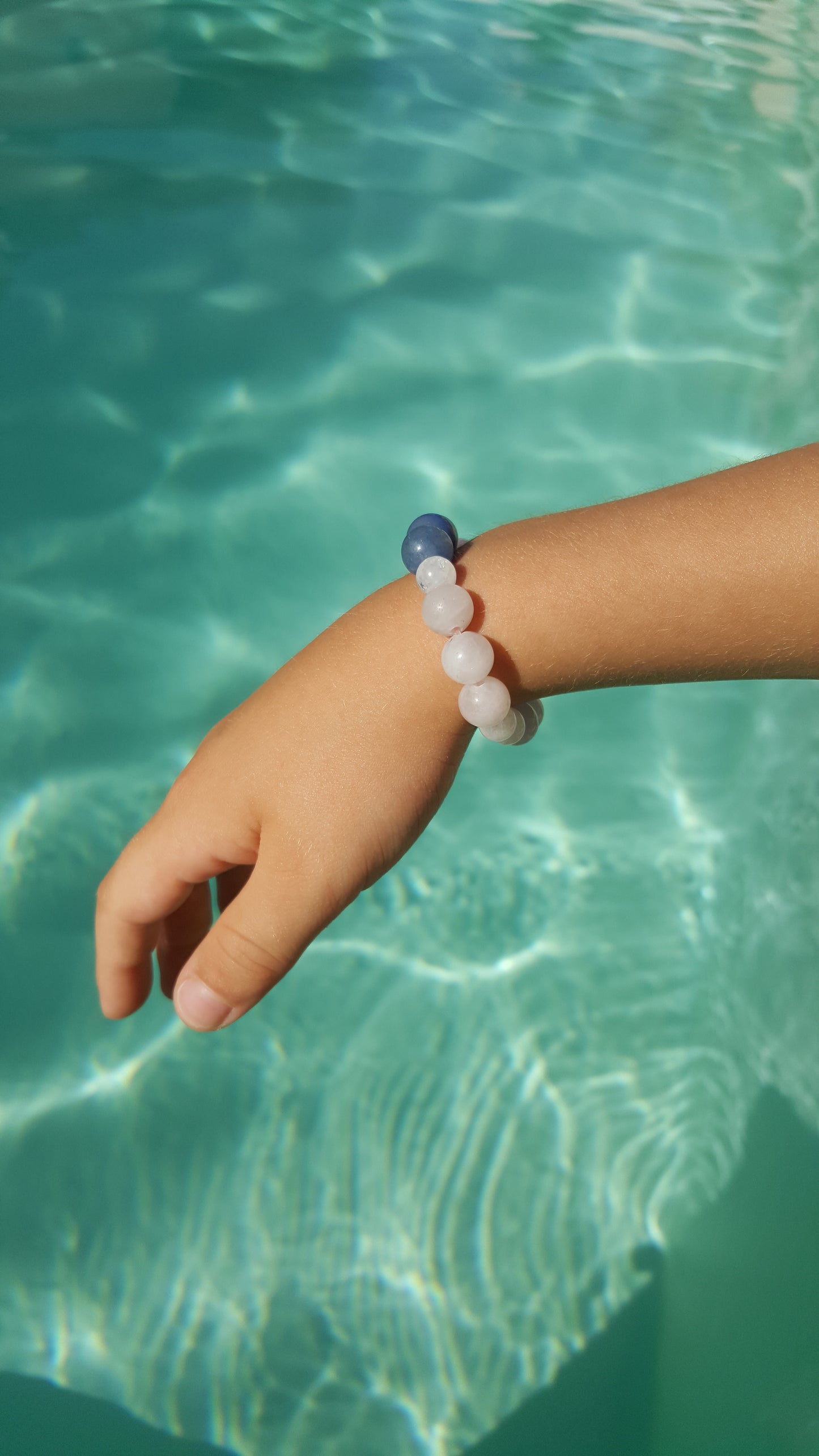 Bracelet enfant douceur et apaisement, quartz rose, aventurine bleue, péristérite, aigue marine, améthyste, oeil sainte lucie, pouvoir des pierres, pierre de gemme