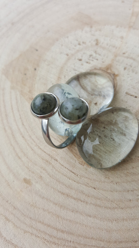 Bague cabochon, labradorite, pierre de gemme, pouvoir des pierres