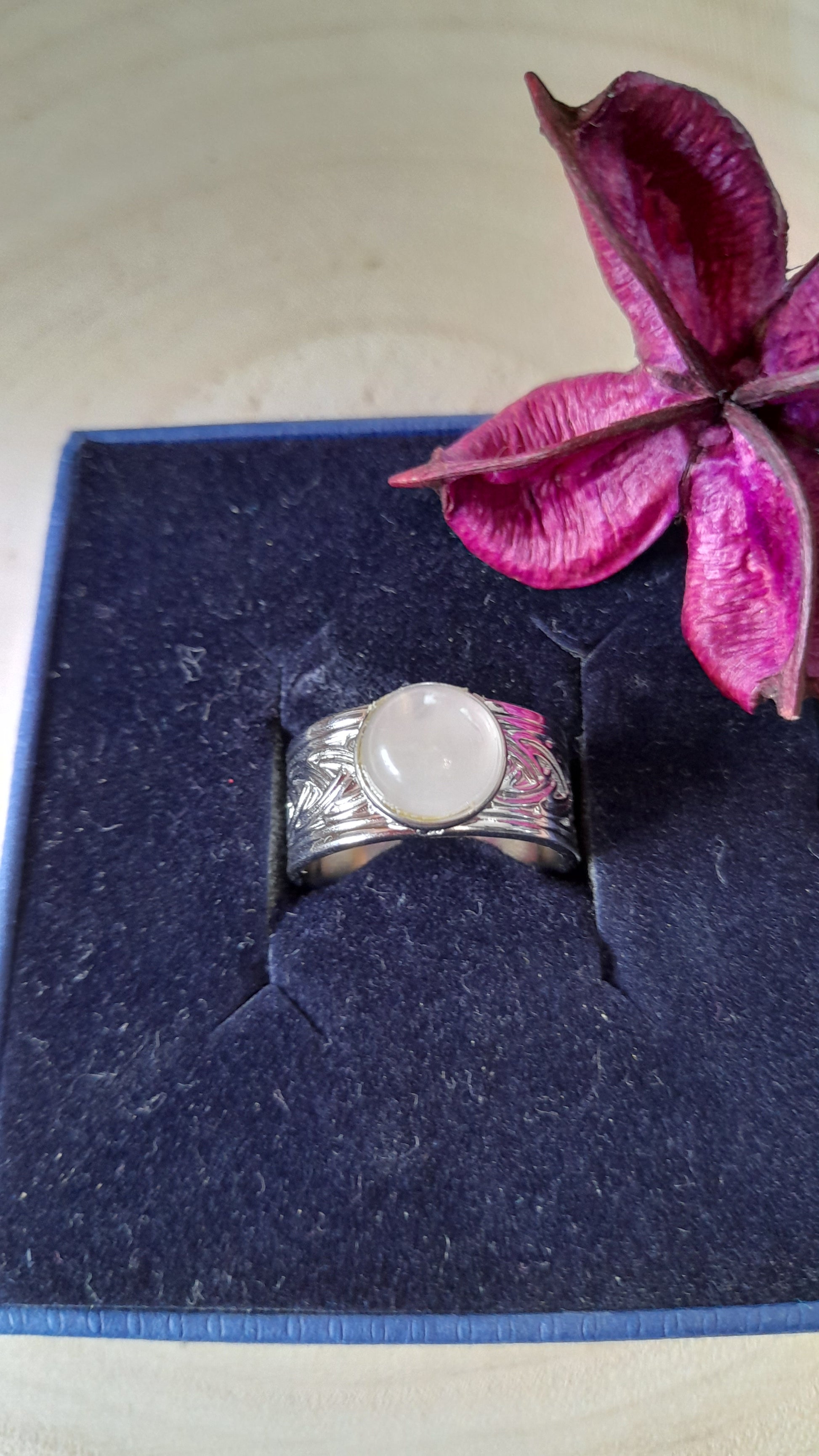 Bague cabochon quartz rose, pierre de gemme, pouvoir des pierres