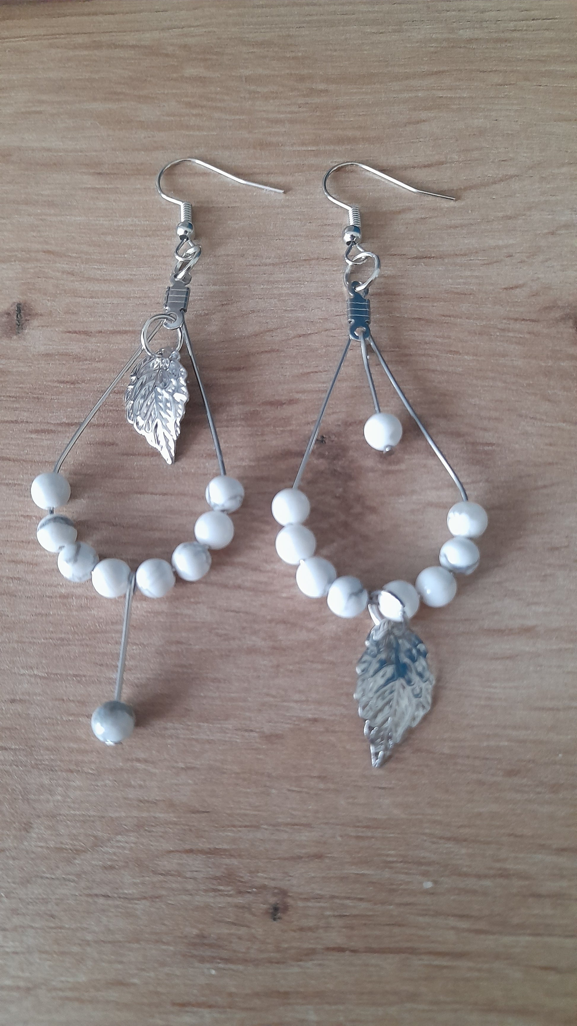 Boucles d'oreilles asymétriques, howlite, pierre de gemme, pouvoir des pierres