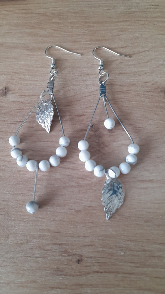 Boucles d'oreilles asymétriques, howlite, pierre de gemme, pouvoir des pierres