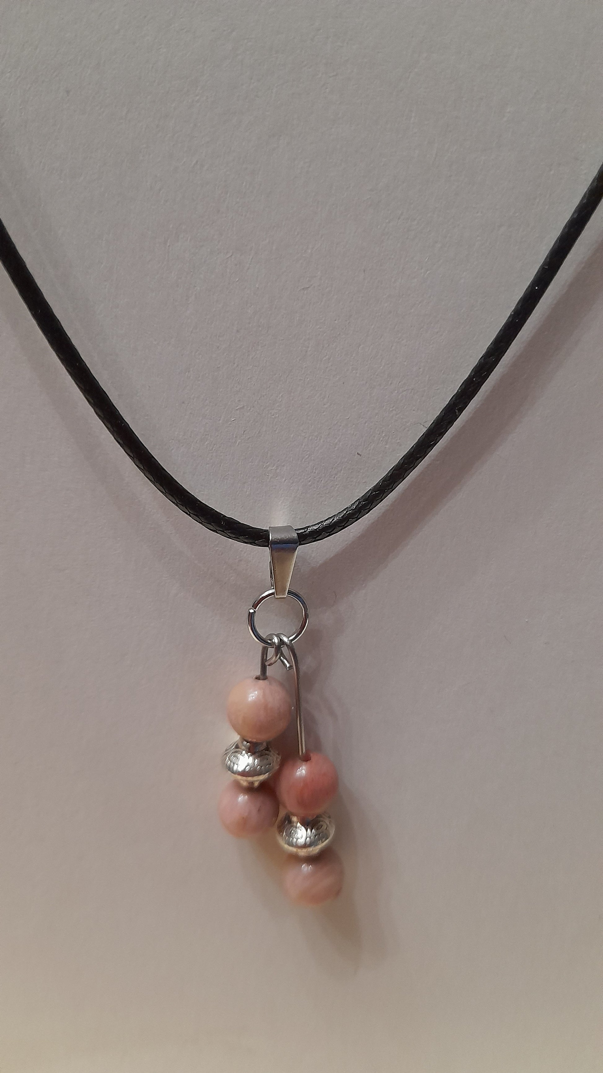 collier rhodonite, pierre de gemme pouvoir des pierres